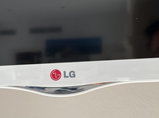 LG Flachbildschirm LN39577S in weiss mit Wandhalterung